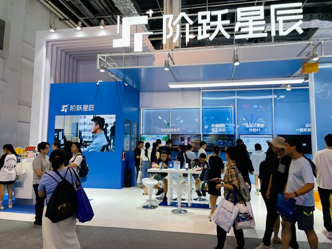 WAIC2024：被颠覆的远不止大模型｜AI百业共生(图7)
