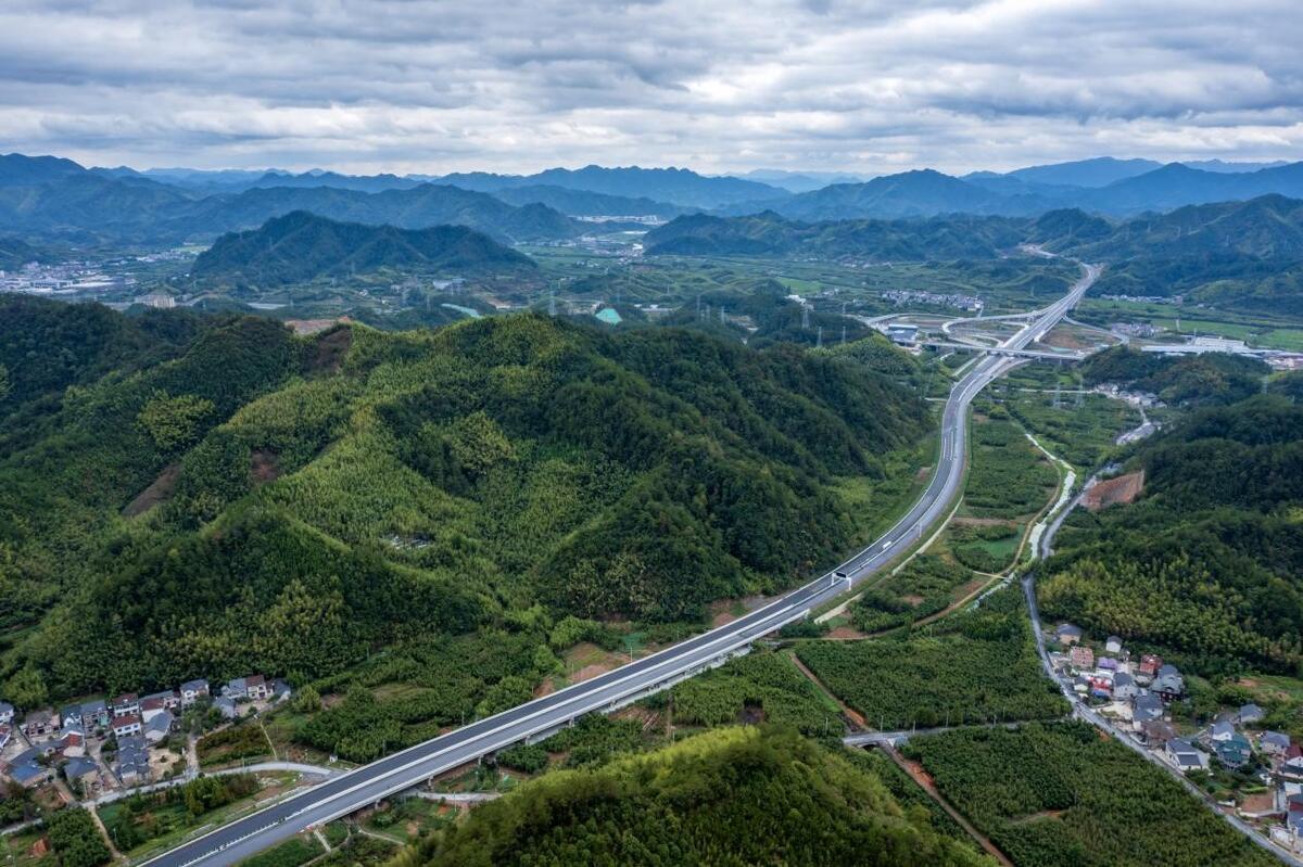 临建高速主线沥青路面工程完工预计年底先行段通车