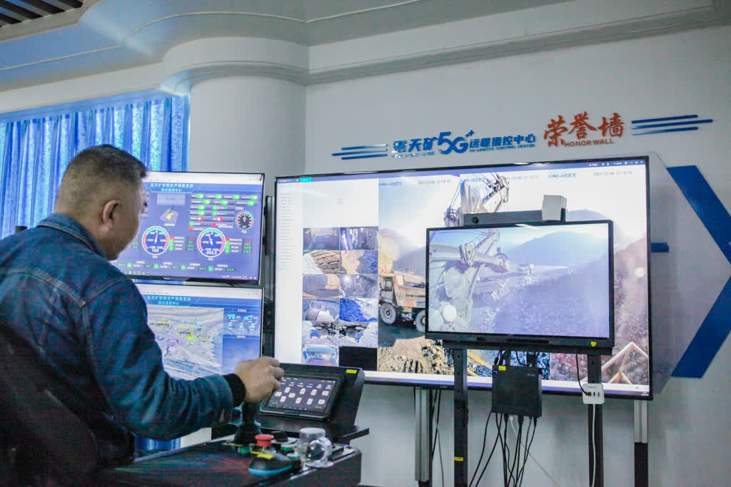攀枝花：5G+AI这里的矿工开“机甲”远程采矿(图2)