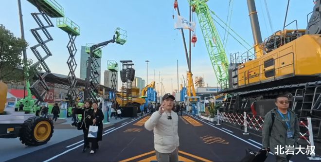 一觉醒来韩国网友又“破防了”只因上海宝马展会上一台中国造吊车！(图1)