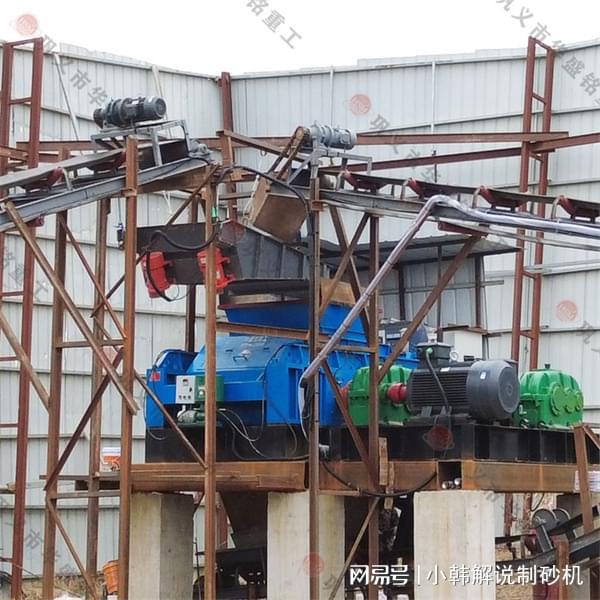 新型风化岩液压对辊制砂机可灵活调节出料粒度(图2)
