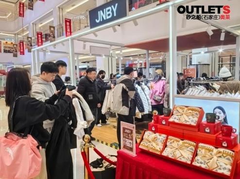 砂之船石家庄奥莱携手江南布衣“衣出好戏”时尚大秀完美落幕(图2)