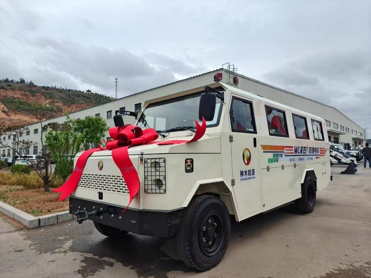 神木市国有品牌矿用新能源电动车亮相传统矿山装备产业迎来绿色革命(图2)