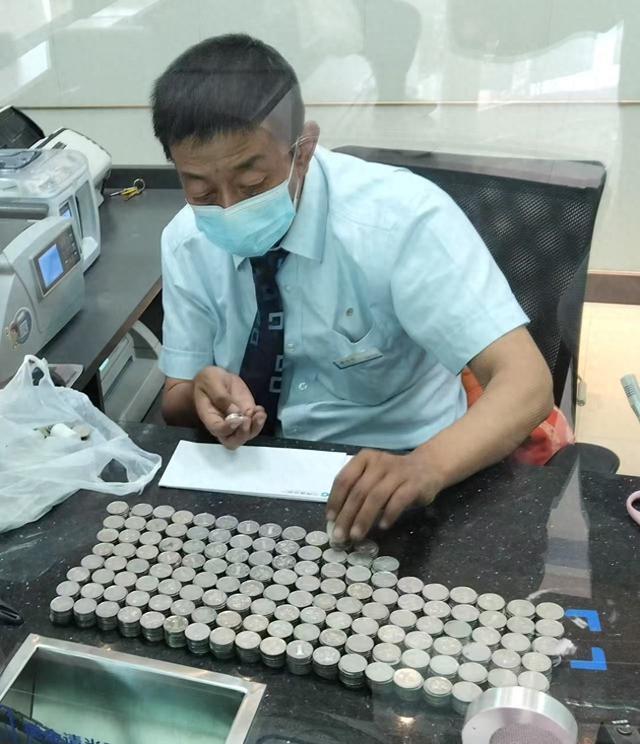 建设商丘分行民主中路支行：零钱兑换传温情建行服务显担当(图1)