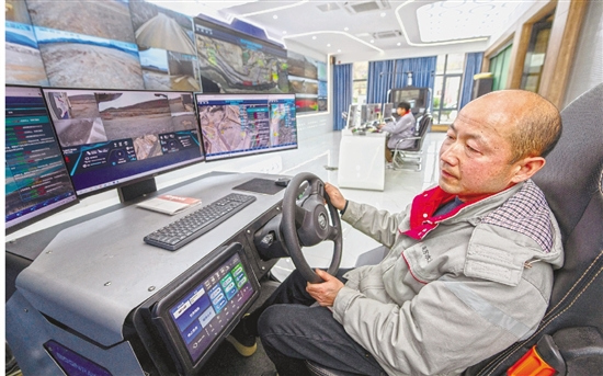 浙江日报：长兴矿企引入无人驾驶电动矿车投运矿料就像打电玩