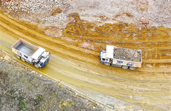 浙江日报：长兴矿企引入无人驾驶电动矿车投运矿料就像打电玩(图2)