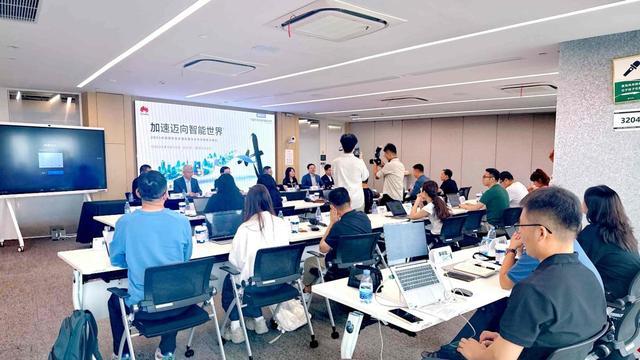 中国通信业“双引擎”：5G-A规模化商用AI落地按下加速键