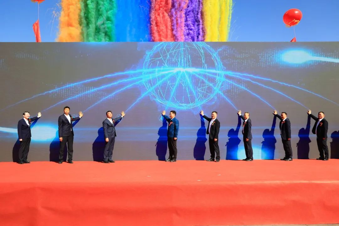 再创第一向“绿”而行！全球首台套200吨级纯电交流传动矿用电动轮自卸车成功交付(图1)