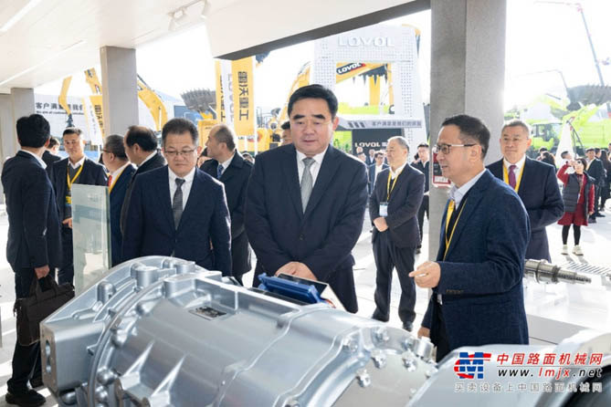 惊艳上海滩：中国首款120-400吨级电传动矿卡动力潍柴新品全球首发(图2)