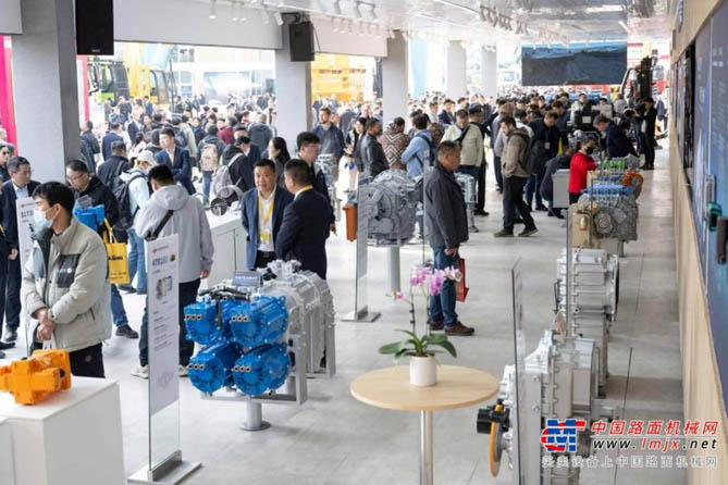 惊艳上海滩：中国首款120-400吨级电传动矿卡动力潍柴新品全球首发(图3)